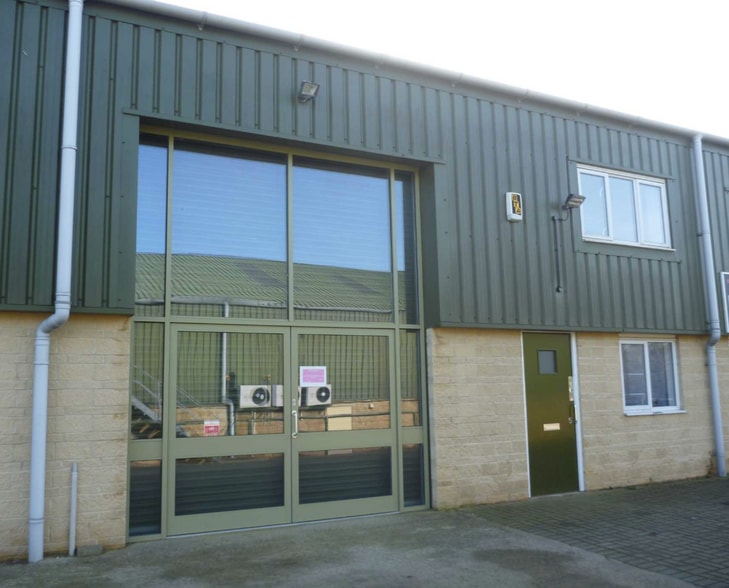 2 Draycott Road, Moreton In Marsh for sale - Primary Photo - Image 1 of 2