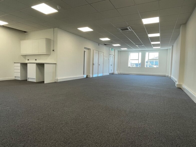 Boundary Way, Hemel Hempstead to rent - Building Photo - Image 3 of 11