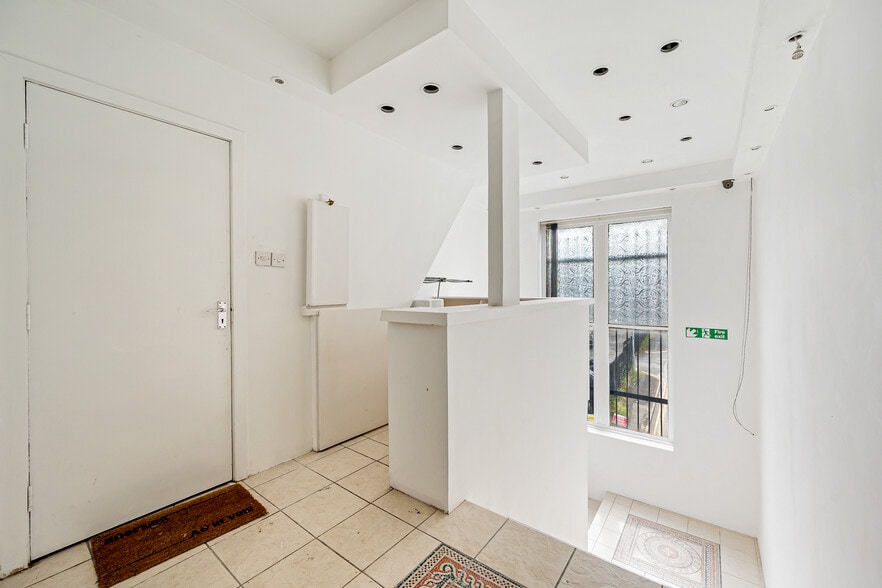45 Julia St, Manchester to rent - Interior Photo - Image 3 of 10
