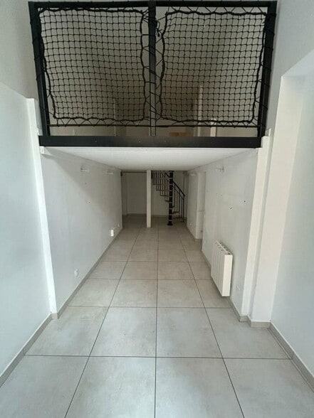 Retail in Lyon to rent - Interior Photo - Image 3 of 11