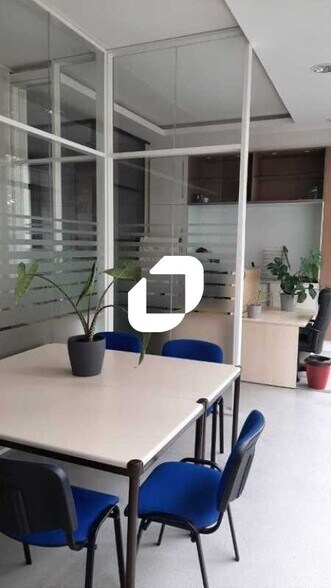 Office in Colombes to rent - Building Photo - Image 3 of 12