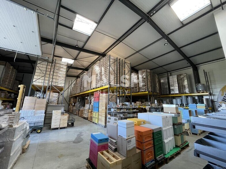 Light Industrial in Chasselay to rent - Interior Photo - Image 3 of 6