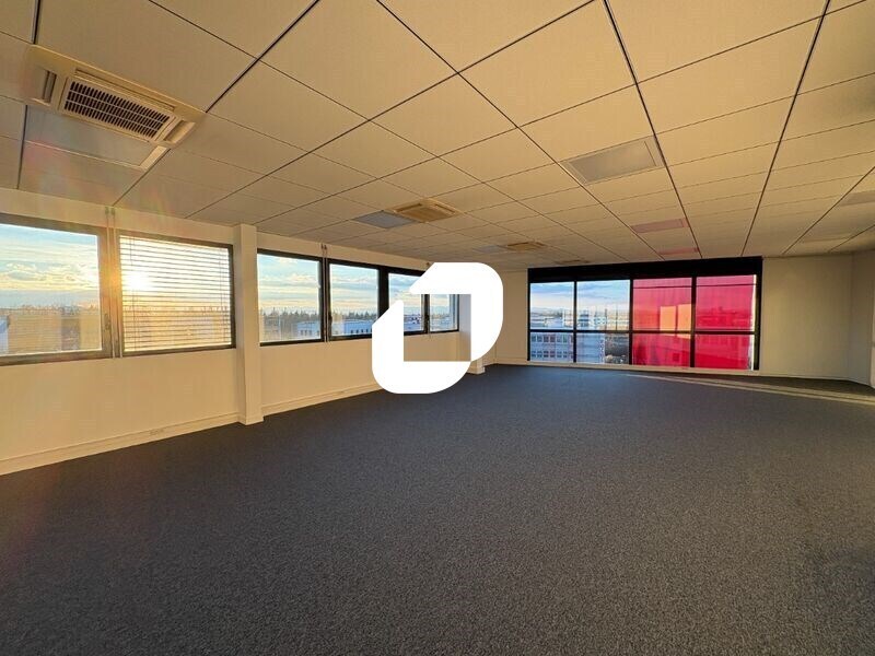 Office in Saint-Priest to rent Interior Photo- Image 1 of 15