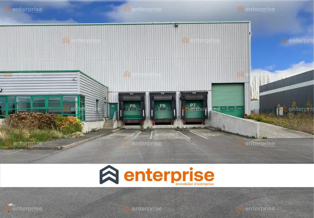 Location Entrepôt 4 886 m² - Photo 1