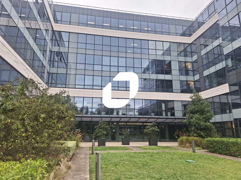 Office in Neuilly Sur Seine to rent - Building Photo - Image 1 of 11