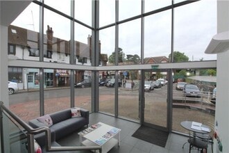 Station Appr, West Byfleet to rent Interior Photo- Image 1 of 5