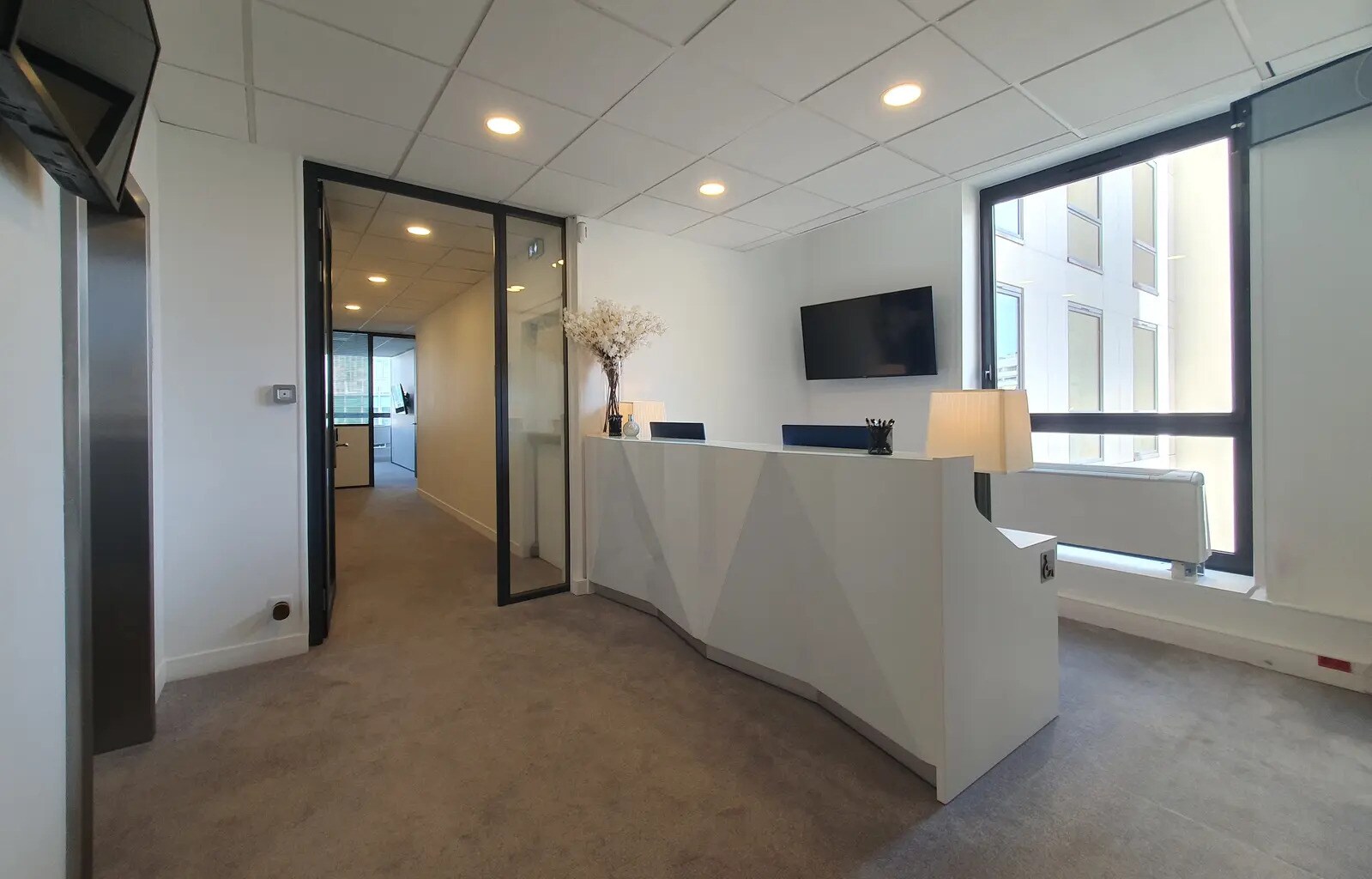 Office in Saint-Cloud to rent Interior Photo- Image 1 of 2