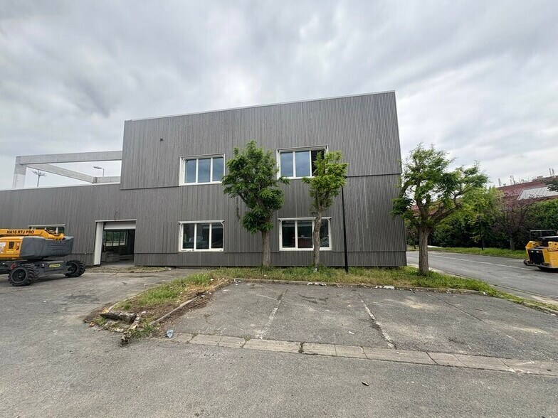 Light Industrial in Gennevilliers to rent - Building Photo - Image 2 of 15