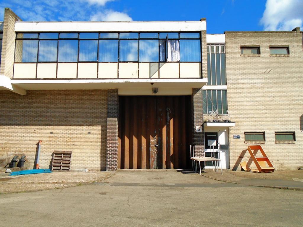 Felixstowe Rd, London to rent Building Photo- Image 1 of 3