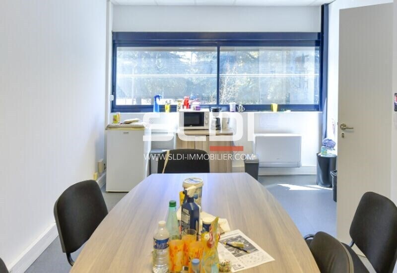 Light Industrial in Lyon to rent - Interior Photo - Image 2 of 6