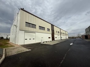 23 Rue Des Beaux Soleils, Osny to rent Building Photo- Image 2 of 8