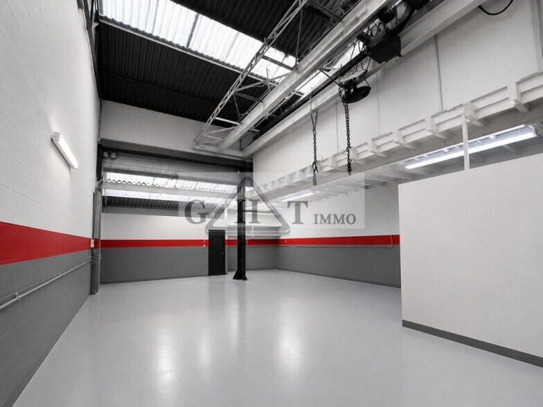 Industrial in Fontenay-Trésigny to rent - Interior Photo - Image 3 of 5