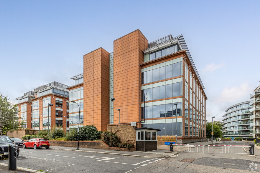 Manbre Rd, London to rent - Building Photo - Image 2 of 6