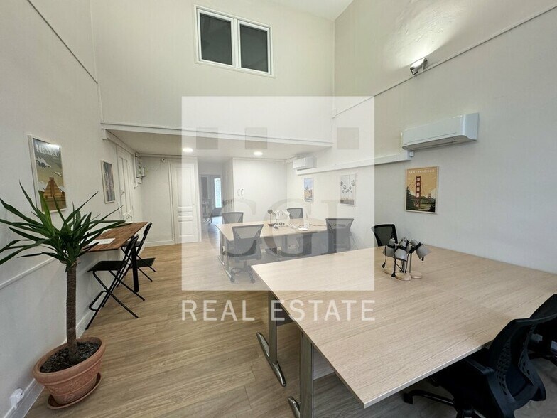81 Rue Alexandre Boutin, Villeurbanne for sale - Interior Photo - Image 1 of 5
