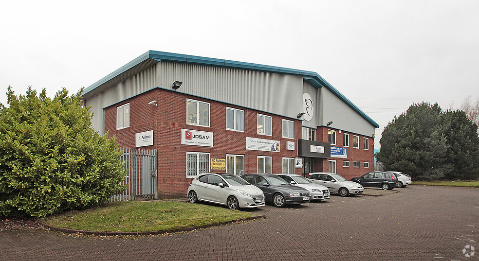 Broadgate, Oldham for rent - Primary Photo - Image 1 of 4