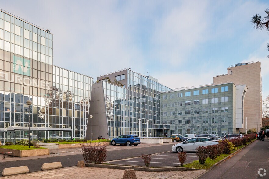 215 Avenue Georges Clemenceau, Nanterre to rent - Building Photo - Image 3 of 19