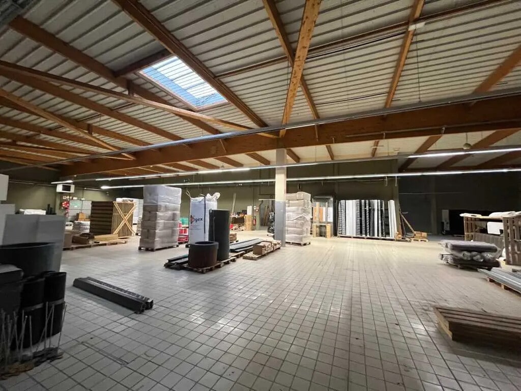 Location Local d'activités 800 m² - Photo 1