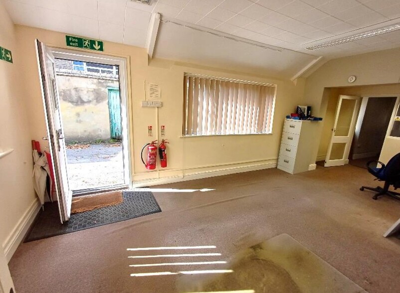 39 Hockliffe St, Leighton Buzzard for sale - Interior Photo - Image 2 of 2