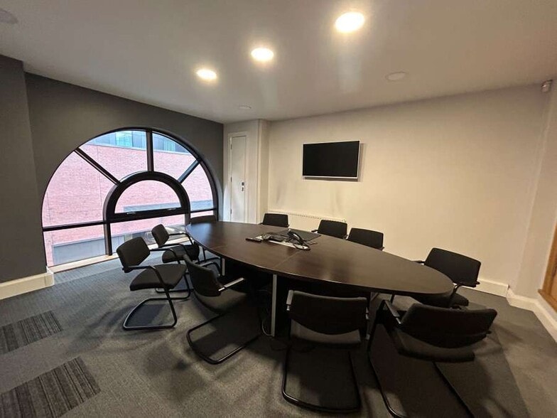 9 James St S, Belfast to rent - Building Photo - Image 2 of 5