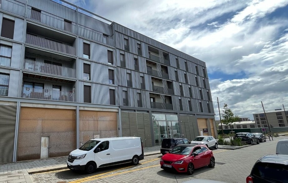 Retail in Bussy-Saint-Georges to rent - Building Photo - Image 3 of 3