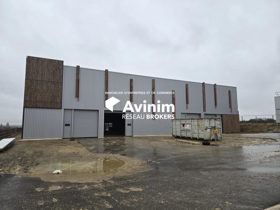 Industrial in Louvres to rent Building Photo- Image 1 of 6