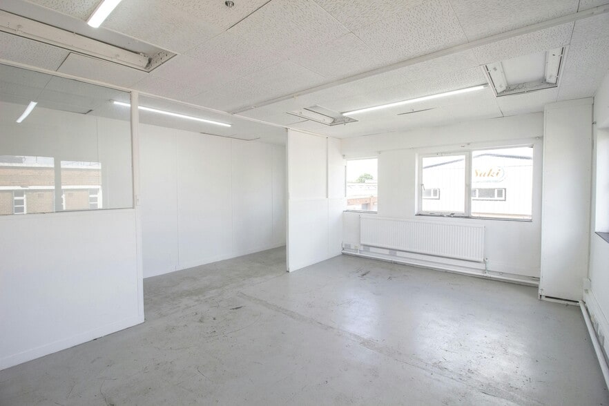 Wadsworth Rd, Greenford for sale - Interior Photo - Image 2 of 7