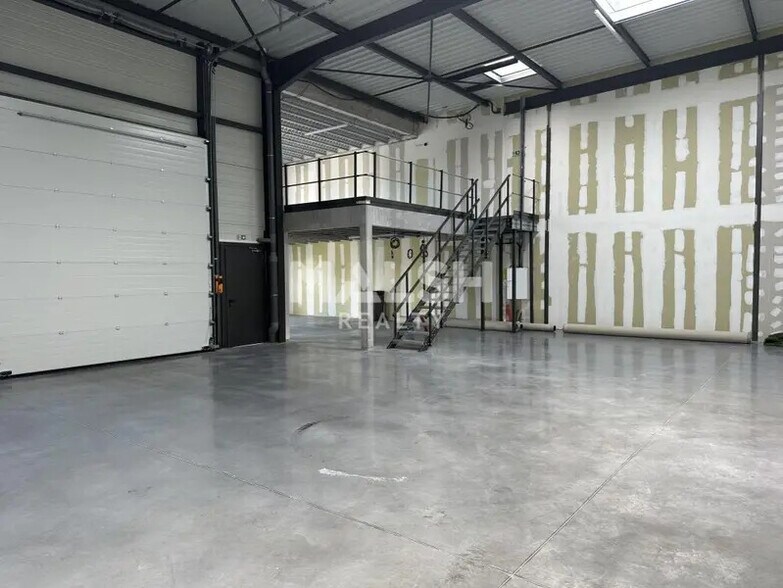 Light Industrial in Décines-Charpieu to rent - Interior Photo - Image 2 of 6