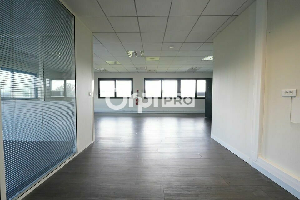 Office in Saint-Priest to rent Interior Photo- Image 1 of 8