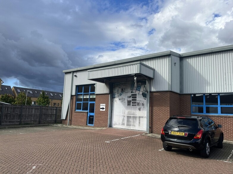 3 Arisdale Av, South Ockendon to rent - Building Photo - Image 2 of 8