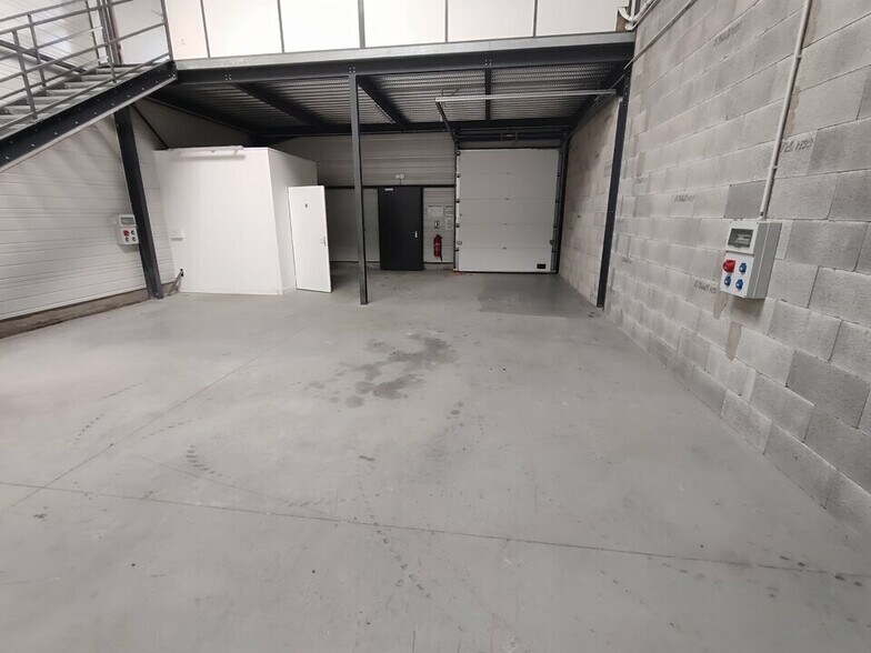 Light Industrial in Vaulx-Milieu to rent - Building Photo - Image 3 of 12