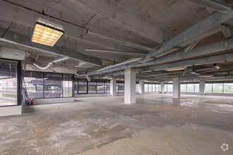 1 Ravinia Dr, Atlanta, GA to rent Interior Photo- Image 2 of 4