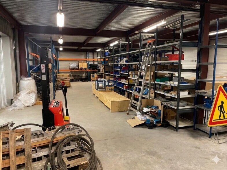 Industrial in Saint-Mard for sale - Interior Photo - Image 2 of 3