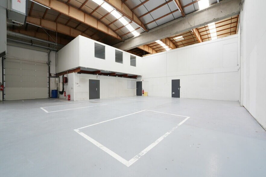 12 Chemin Des Gorges, Dardilly to rent - Building Photo - Image 1 of 34