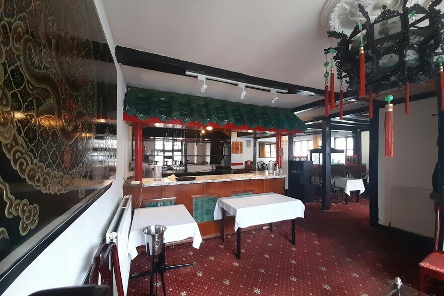 65 High St, Odiham for sale - Interior Photo - Image 2 of 4