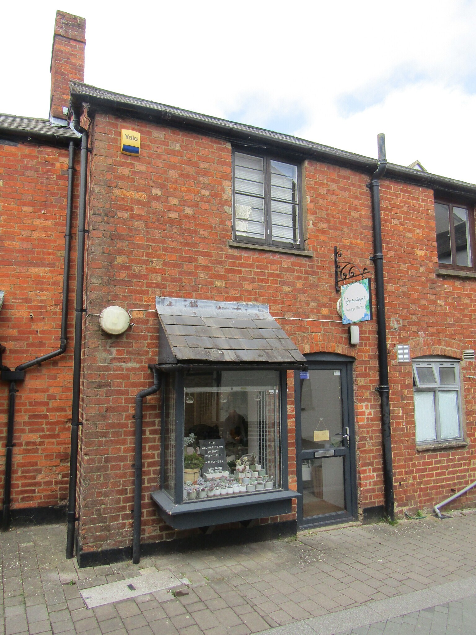 1 & 9 Evans Yard, Bicester for sale Primary Photo- Image 1 of 3
