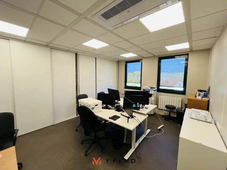 Office in Saint-Germain-en-Laye to rent - Interior Photo - Image 2 of 4