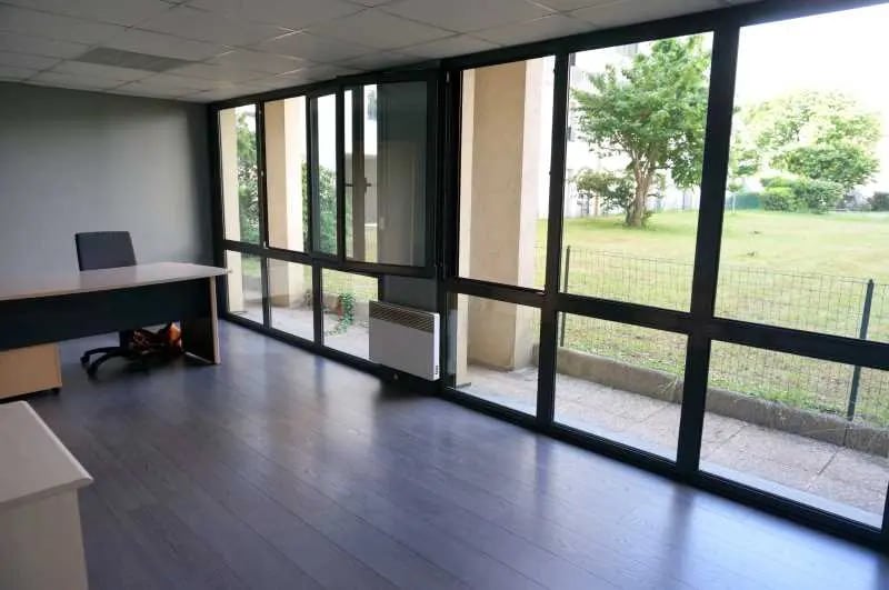 Office in Courbevoie to rent Interior Photo- Image 1 of 6
