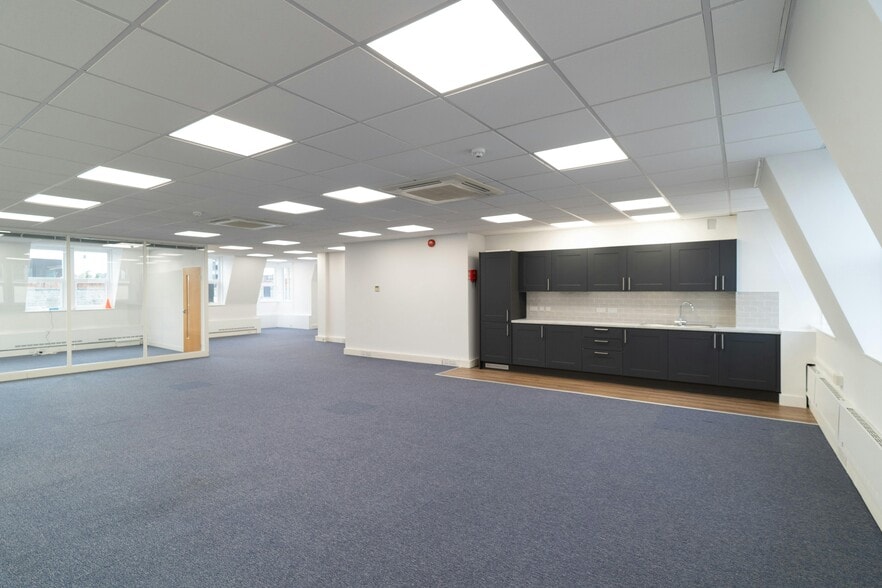 39 Queen St, Maidenhead to rent - Building Photo - Image 3 of 12