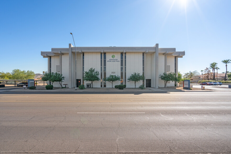 2525 W Greenway Rd, Phoenix, AZ for rent - Building Photo - Image 1 of 8