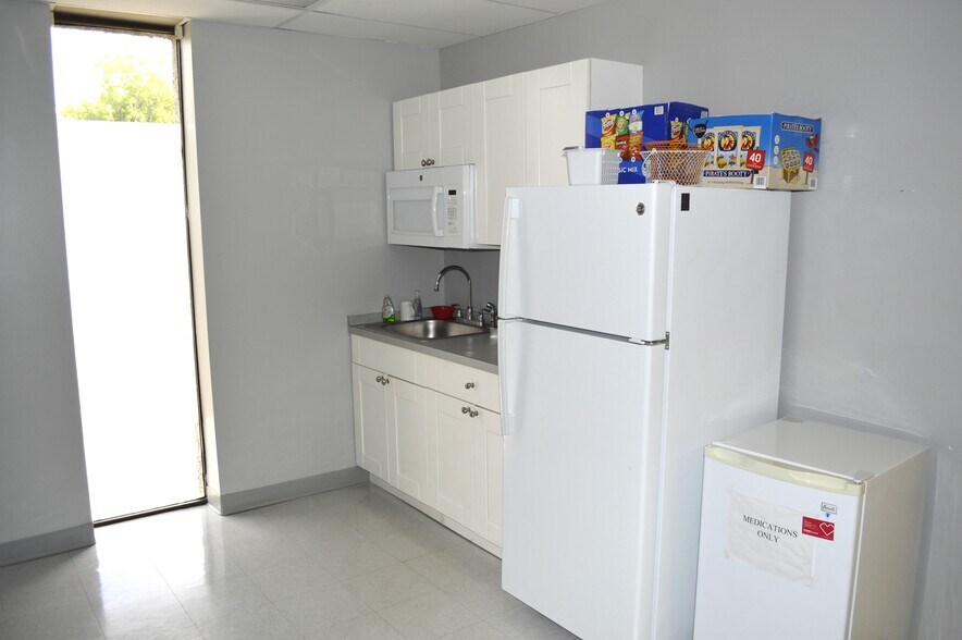 1005 Clifton Ave, Clifton, NJ for rent - Interior Photo - Image 3 of 12