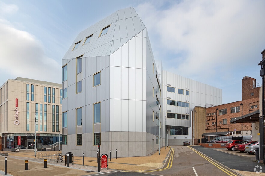 Vaughan Way, Leicester to rent - Building Photo - Image 3 of 5