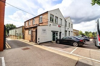 Queens Rd, Barnet to rent Building Photo- Image 1 of 5