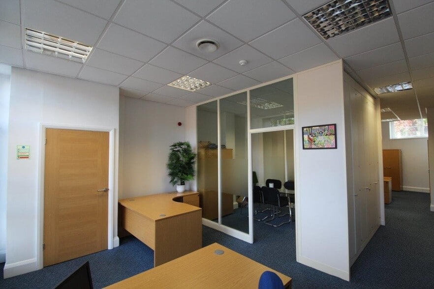5-11 Hampton Court Rd, Kingston Upon Thames for sale - Building Photo - Image 3 of 5