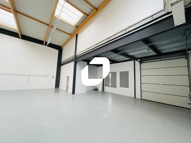 Light Industrial in Lieusaint to rent - Interior Photo - Image 2 of 5