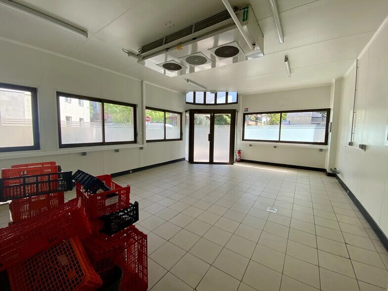 28 Avenue Du Bas Meudon, Issy-les-Moulineaux to rent - Interior Photo - Image 3 of 4