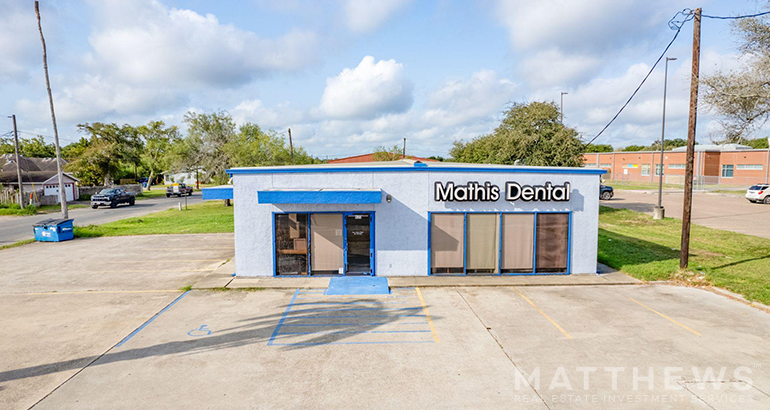 620 E San Patricio Ave, Mathis, TX for sale - Building Photo - Image 1 of 3