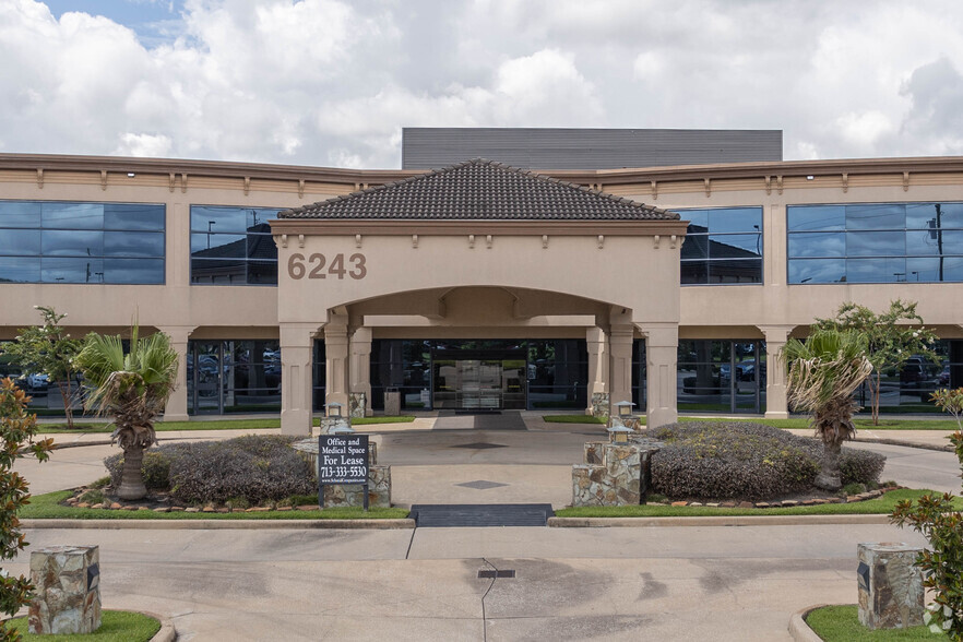 6243 Fairmont Pky, Pasadena, TX for rent - Building Photo - Image 1 of 8