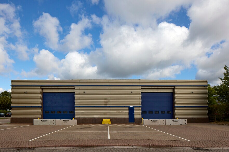 223 Hook Rise S, Surbiton to rent - Building Photo - Image 2 of 4