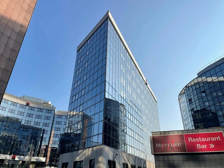 18 Avenue Des Olympiades, Fontenay-sous-Bois to rent - Building Photo - Image 3 of 12