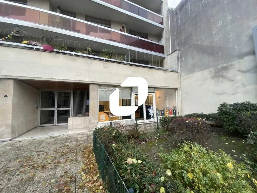 Office in Vincennes to rent Building Photo- Image 1 of 6